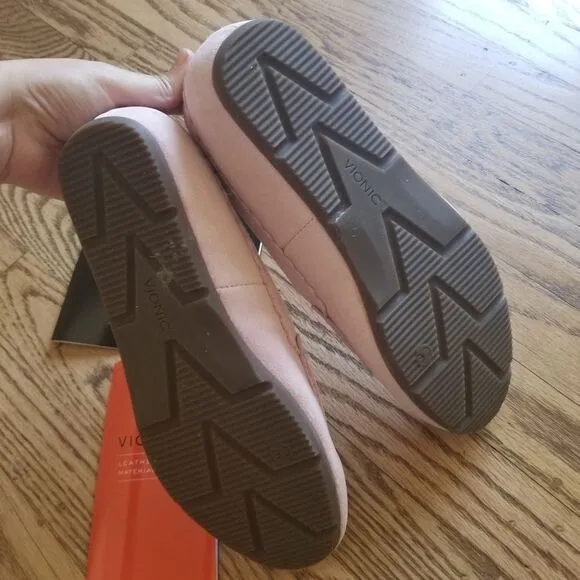 NWOT Vionic Leather Shoes