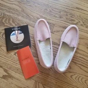 NWOT Vionic Leather Shoes