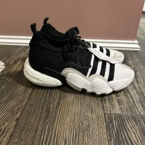 NWT Adidas Trae Young 2 Big Kids Size 5.5 Basketball Shoes Black / White H06484