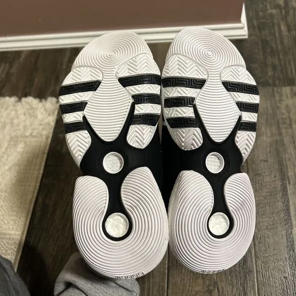 NWT Adidas Trae Young 2 Big Kids Size 5.5 Basketball Shoes Black / White H06484