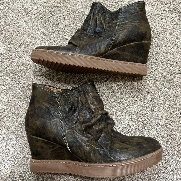NWT camo sofft shoes wedge booties • size 10