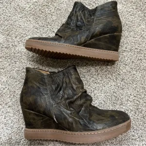 NWT camo sofft shoes wedge booties • size 10