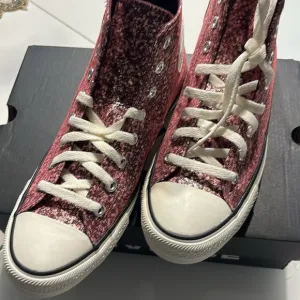 NWT 💗💗🌸Converse Women's Pink High-Top Sneakers