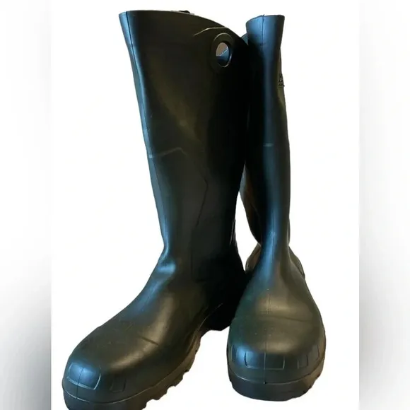 NWT Dunlop rain boots