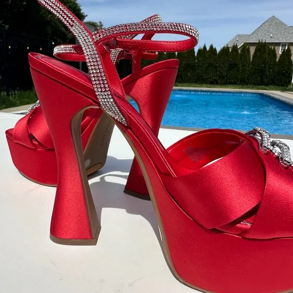 NWT Gianni Bini 9.5 Dempsey Red Satin Bow Platform Sandals