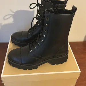 NWT Michael Kors Black leather Boot - Womens Size 7