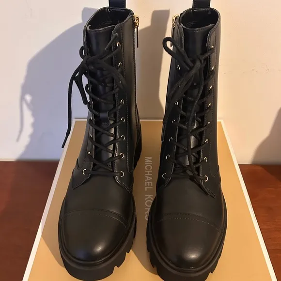 NWT Michael Kors Black leather Boot - Womens Size 7