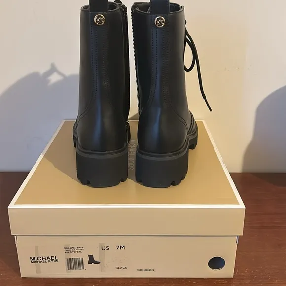 NWT Michael Kors Black leather Boot - Womens Size 7