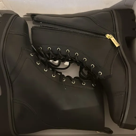 NWT Michael Kors Black leather Boot - Womens Size 7