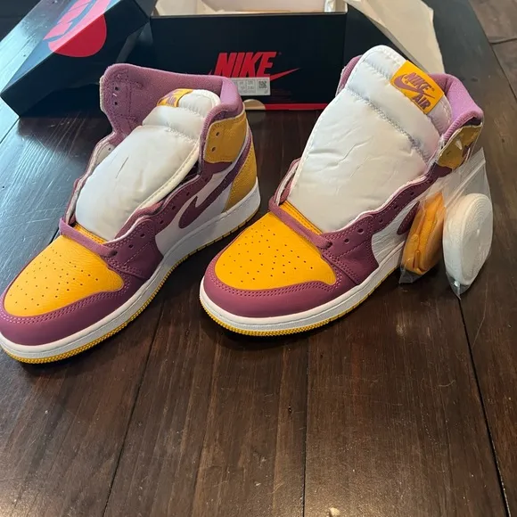 NWT Nike Air Jordan 1 Retro High OG Brotherhood youth size 6.