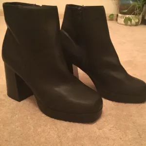 NWT True Craft Wildflower Soft Platform Black Boots
