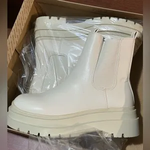 NWT Urban Outfitter Tan Baldwin Boots Size 9 Platform