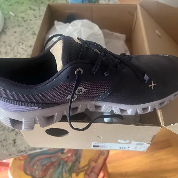 On cloud Womens New size 10 running shoes- Iron color