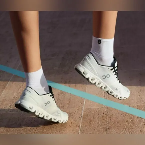 ON Women's Running Black and White Cloud X Shoes size 9.5