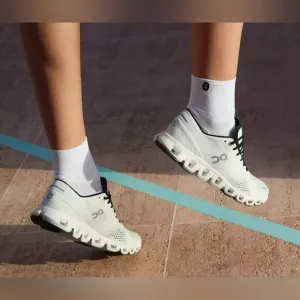 ON Women's Running Black and White Cloud X Shoes size 9.5