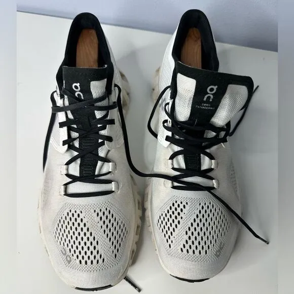 ON Women's Running Black and White Cloud X Shoes size 9.5