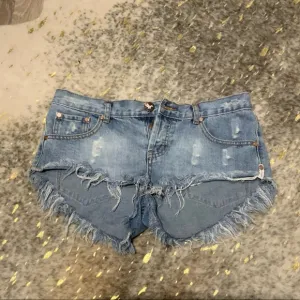 One Teaspoon Distressed Jean Shorts size 28