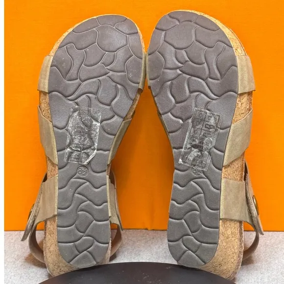 Pierre Dumas Women's Chantal-4 Wedge Sandal Size 8.5 Taupe NEW