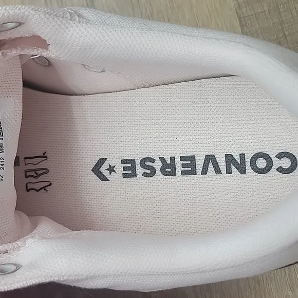 Pink Low-Top Sneakers Converse shoes Brand new in the box no lid authentic