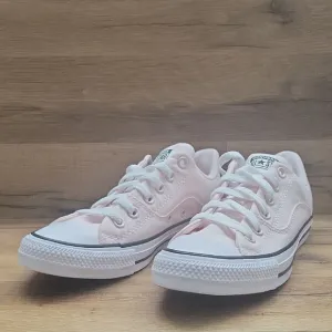 Pink Low-Top Sneakers Converse shoes Brand new in the box no lid authentic