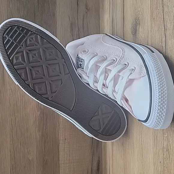 Pink Low-Top Sneakers Converse shoes Brand new in the box no lid authentic