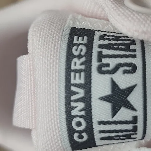 Pink Low-Top Sneakers Converse shoes Brand new in the box no lid authentic
