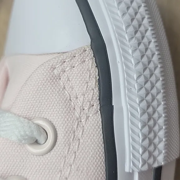 Pink Low-Top Sneakers Converse shoes Brand new in the box no lid authentic