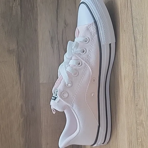 Pink Low-Top Sneakers Converse shoes Brand new in the box no lid authentic