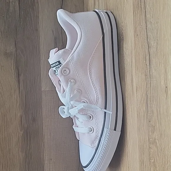 Pink Low-Top Sneakers Converse shoes Brand new in the box no lid authentic