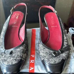 Prada Y2K Women Black and Gray Tweed Slingback kitten heel pump 371/2 made Italy