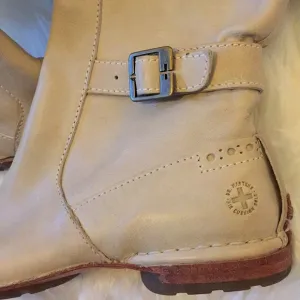 RARE HTF Doc Marten “Helen” boots