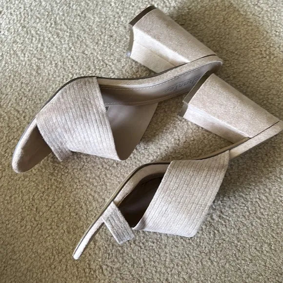 Rhythmic Chunky Heels with Open Toes