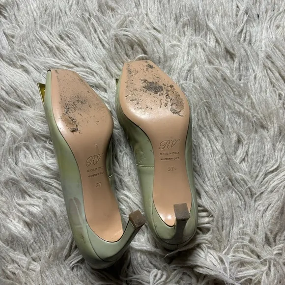 Roger Vivier Dec. Belle Trompette Luxury Designer Leather Court Shoes