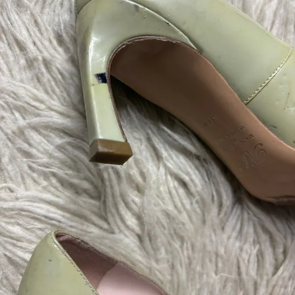 Roger Vivier Dec. Belle Trompette Luxury Designer Leather Court Shoes