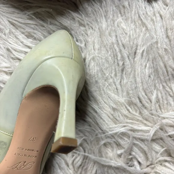 Roger Vivier Dec. Belle Trompette Luxury Designer Leather Court Shoes