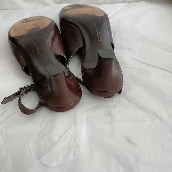 Salvatore Ferragamo big buckle luxury heel 6B