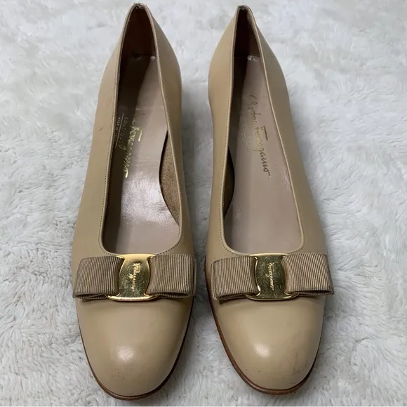 Salvatore Ferragamo Women's Tan Cream Vara Bow Pump Leather Shoes Size 11 AAAA
