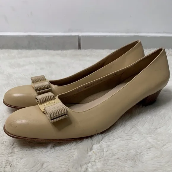 Salvatore Ferragamo Women's Tan Cream Vara Bow Pump Leather Shoes Size 11 AAAA