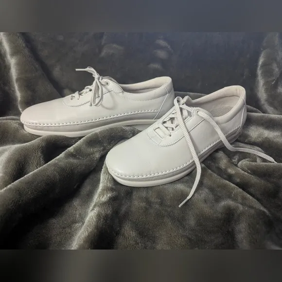 SAS Cream colored Leather Sneakers page 8.5 like new