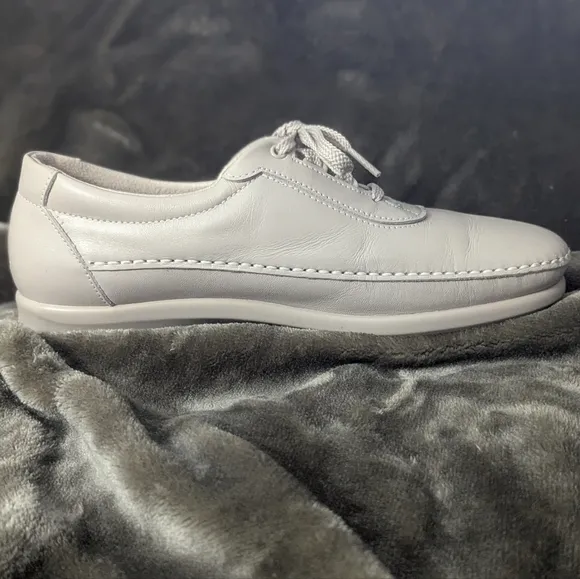 SAS Cream colored Leather Sneakers page 8.5 like new