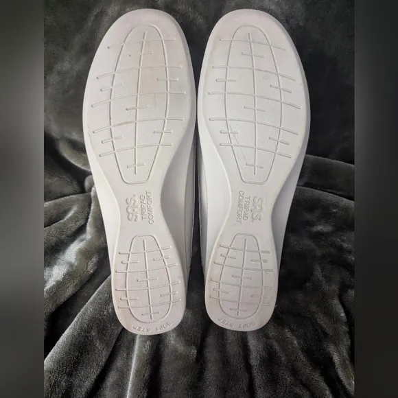 SAS Cream colored Leather Sneakers page 8.5 like new