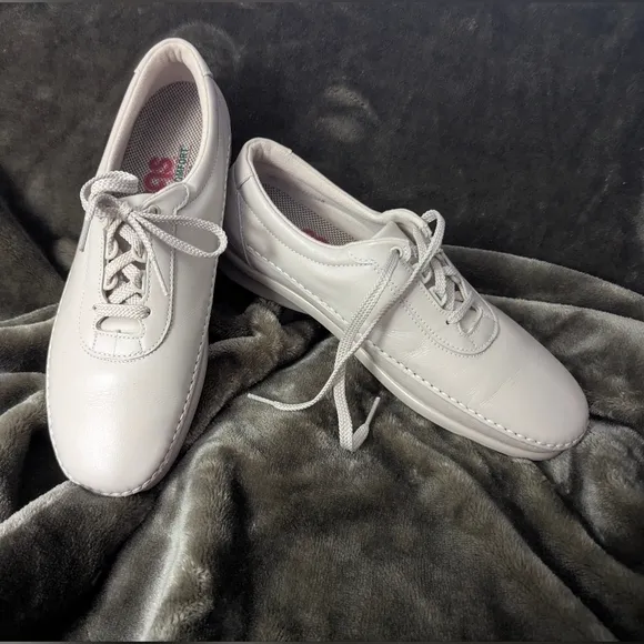 SAS Cream colored Leather Sneakers page 8.5 like new