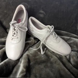 SAS Cream colored Leather Sneakers page 8.5 like new