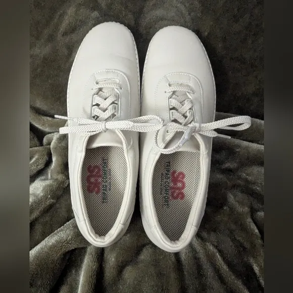 SAS Cream colored Leather Sneakers page 8.5 like new