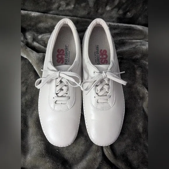 SAS Cream colored Leather Sneakers page 8.5 like new