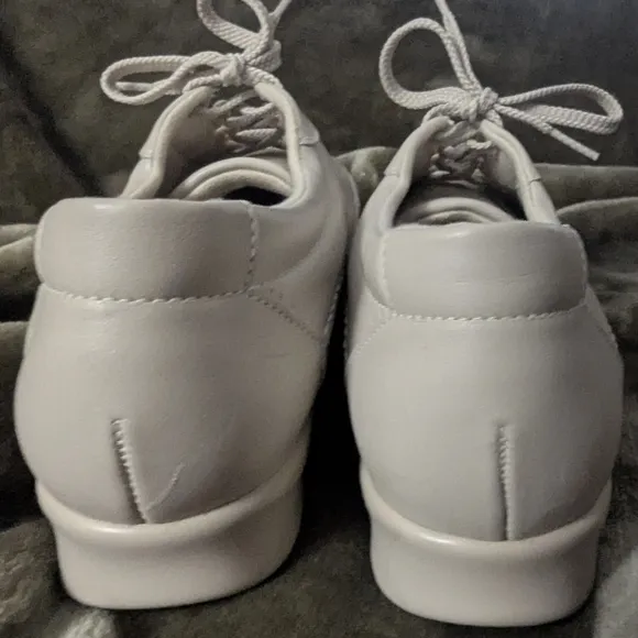 SAS Cream colored Leather Sneakers page 8.5 like new