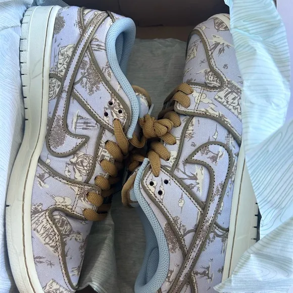 SB Dunks City with burgundy under the shoes