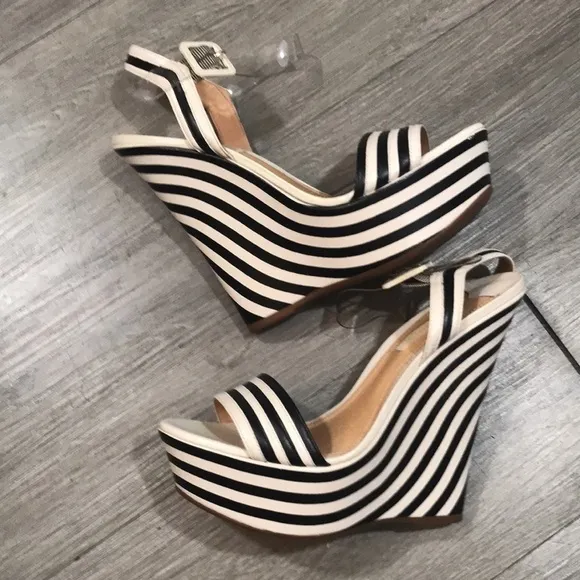 Schutz Black &amp; Pearl Stripped Vegan Leather Platform Wedge Sandals size 9