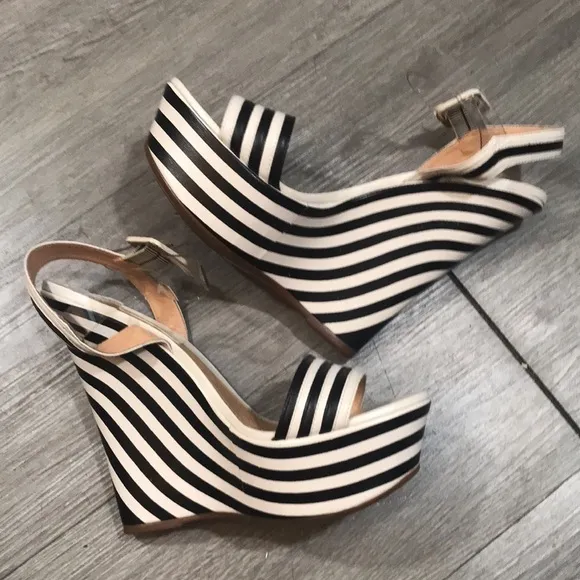 Schutz Black &amp; Pearl Stripped Vegan Leather Platform Wedge Sandals size 9