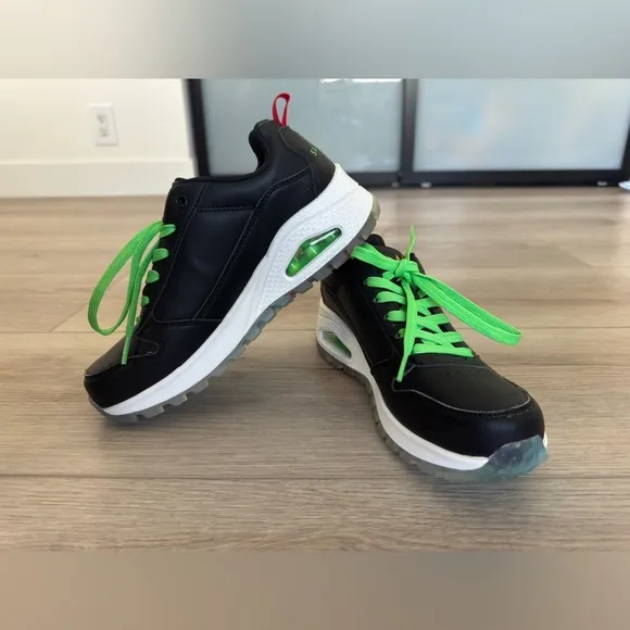 Sckechers. Black and Green Women's Sneakers
